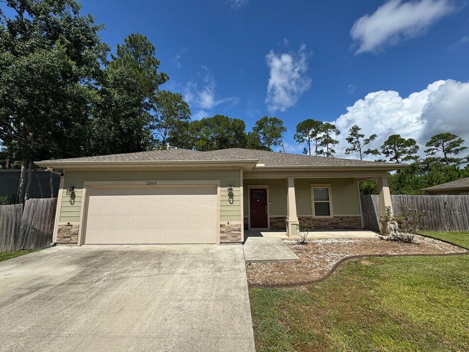 2369 Belmont Dr in Navarre, FL - Building Photo