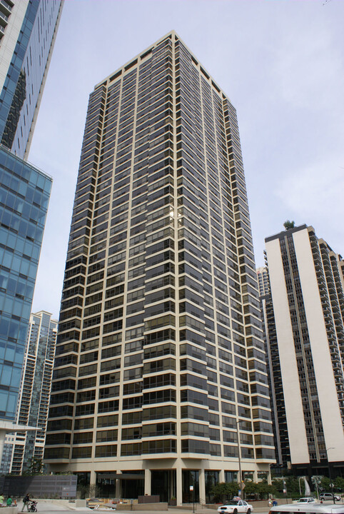 360 E Randolph St, Unit 606 in Chicago, IL - Building Photo