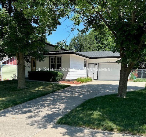 507 4th St NW in Altoona, IA - Building Photo