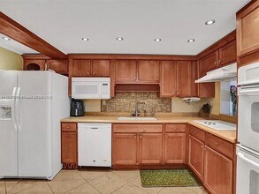 6483 Racquet Club Dr in Lauderhill, FL - Foto de edificio - Building Photo