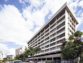 Salt Lake Manor in Honolulu, HI - Building Photo - Building Photo
