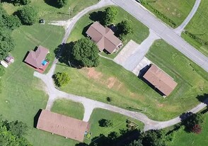 7033 W Currahee St in Toccoa, GA - Building Photo