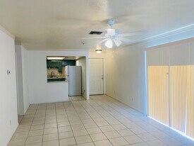521 NE 24th Pl in Cape Coral, FL - Building Photo