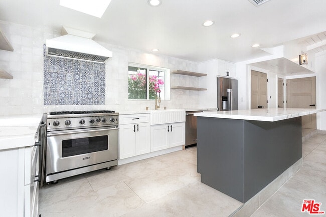 16733 Oak View Dr in Los Angeles, CA - Building Photo - Building Photo