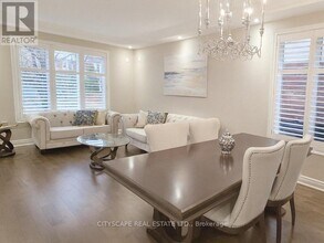 2449 Auckland Dr in Burlington, ON - Building Photo - Building Photo