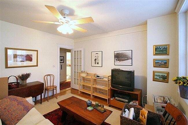 11 Ellery St, Unit 1 in Cambridge, MA - Foto de edificio - Building Photo