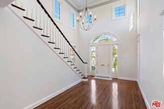 360 Alma Real Dr in Los Angeles, CA - Building Photo - Building Photo