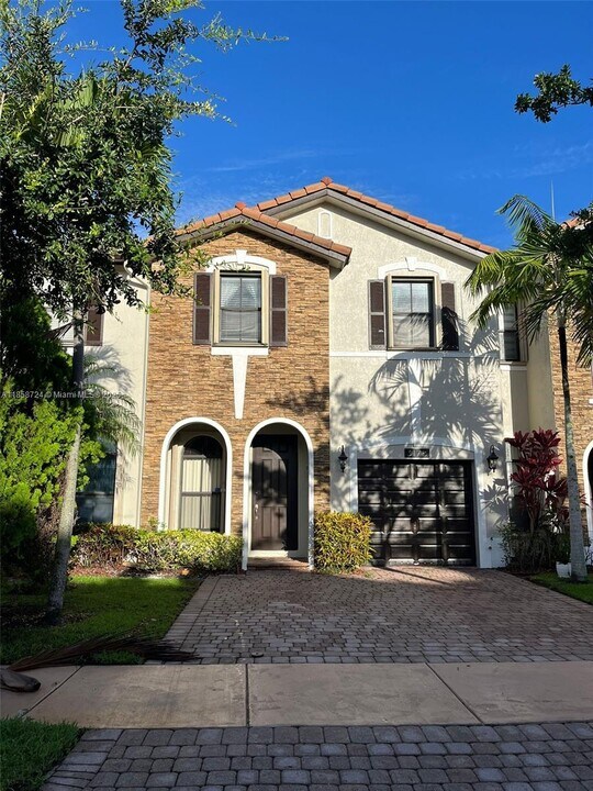 3178 NW 103rd Pl in Doral, FL - Building Photo