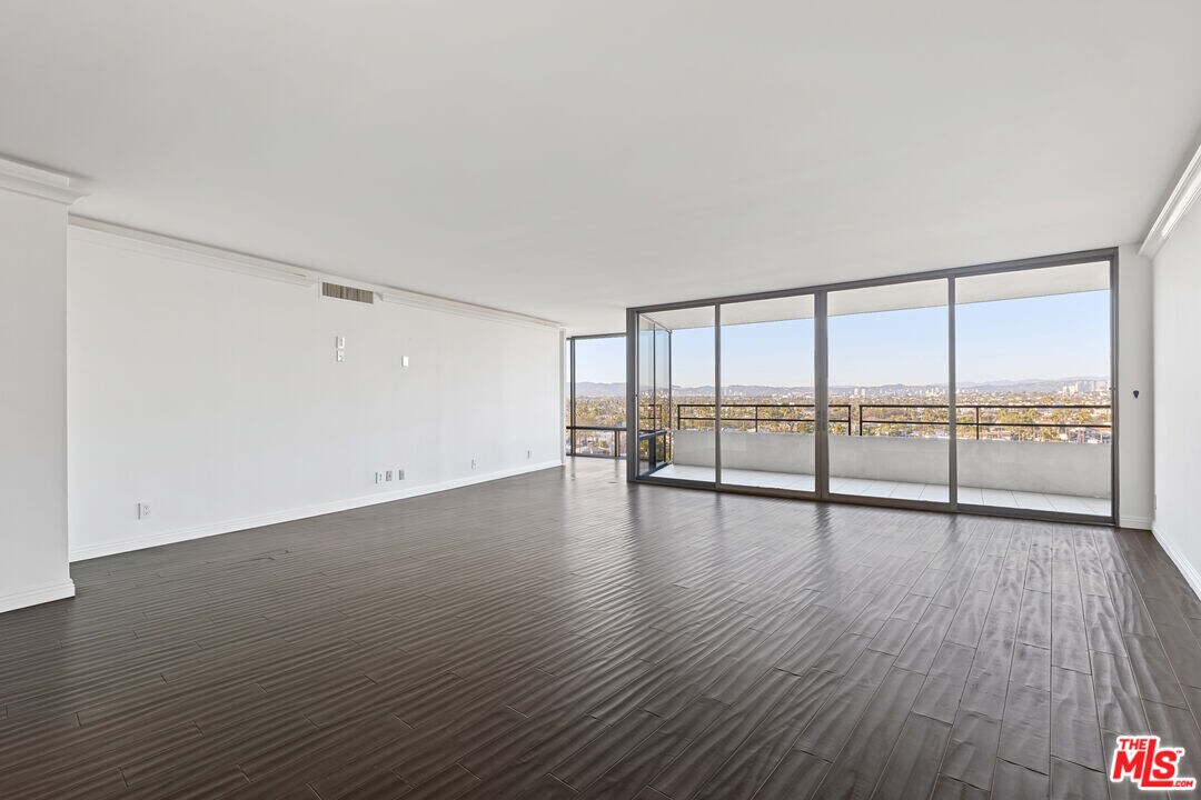 4316 Marina City Dr in Marina Del Rey, CA - Building Photo
