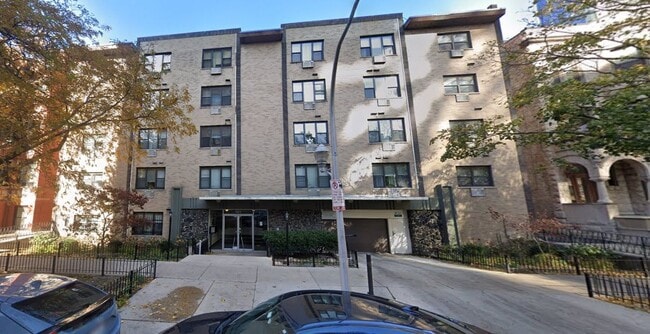 property at 424 W Oakdale Ave