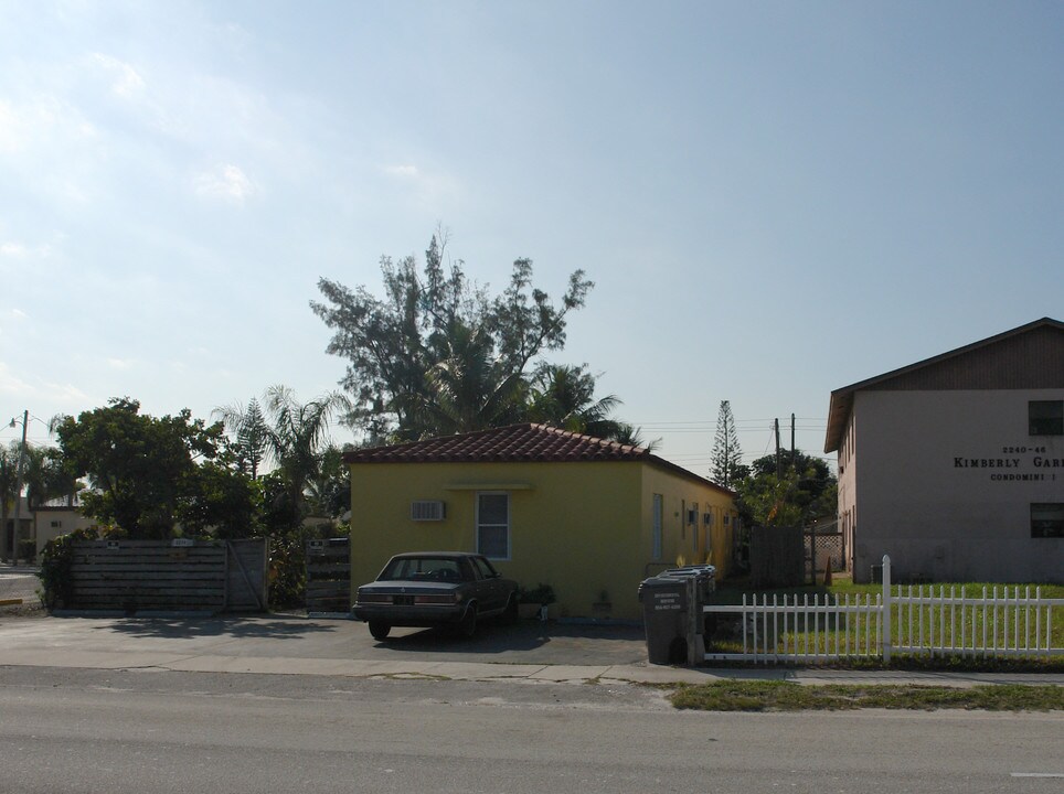 2238 Van Buren St in Hollywood, FL - Foto de edificio