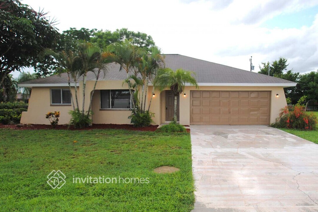 212 SE 43rd Terrace in Cape Coral, FL - Foto de edificio