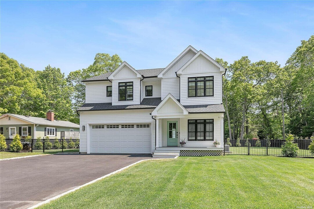 55 Squires Ave in East Quogue, NY - Building Photo