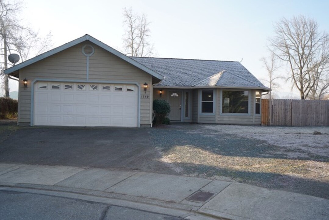 1759 SW Sun Glo Dr in Grants Pass, OR - Building Photo