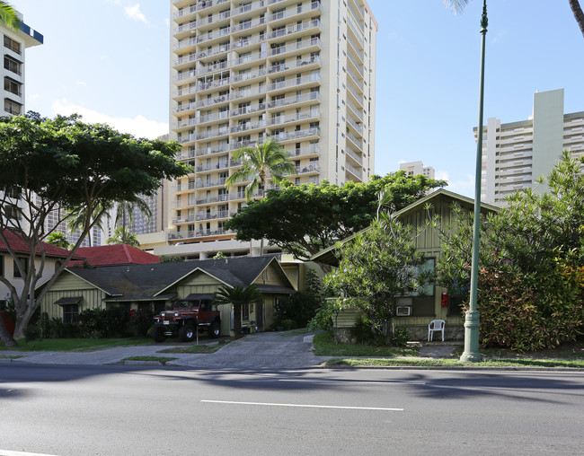 2445-2449 Ala Wai Blvd in Honolulu, HI - Building Photo - Building Photo