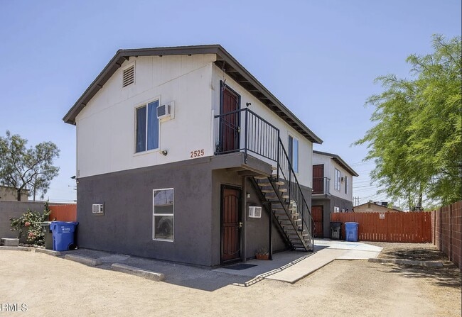 2525 E Monroe St, Unit 2 in Phoenix, AZ - Foto de edificio - Building Photo