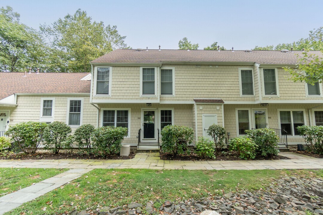 221 Weaver St in Greenwich, CT - Building Photo