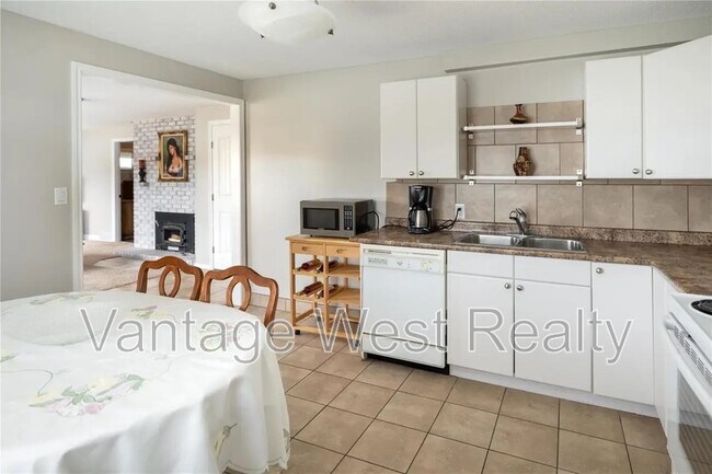 2450 Collingwood Rd in West Kelowna, BC - Building Photo - Building Photo