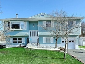 15 Castle Ct in Thiells, NY - Building Photo