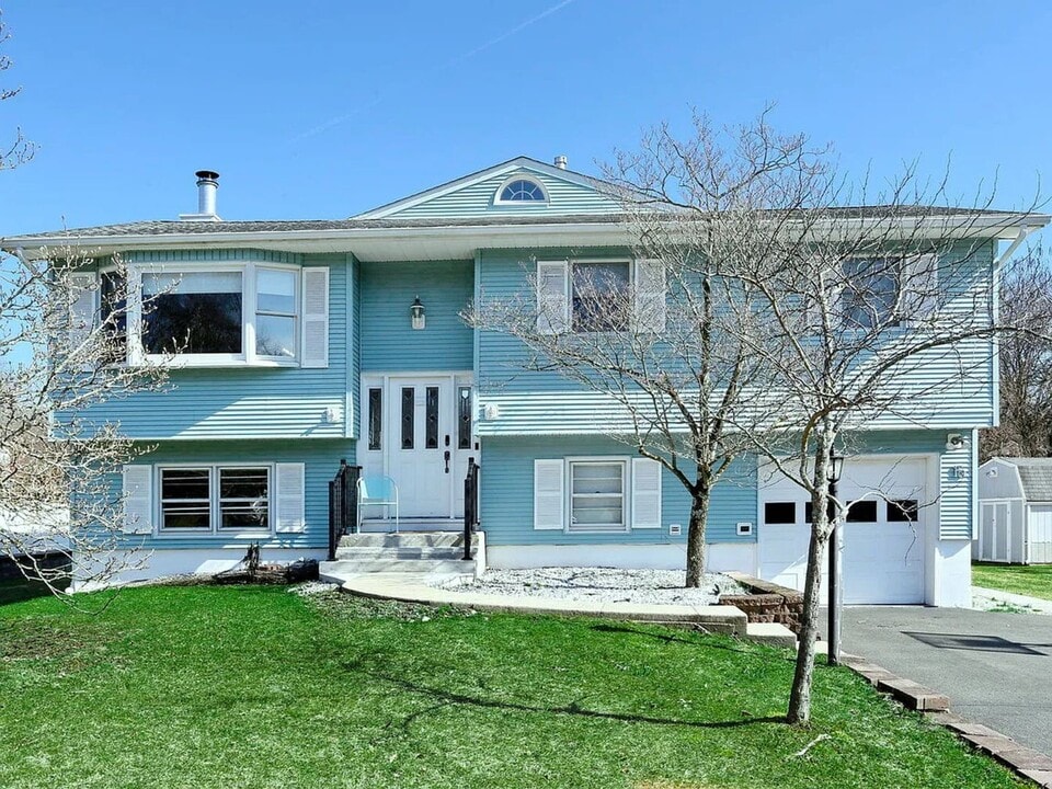 15 Castle Ct in Thiells, NY - Building Photo