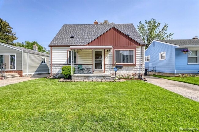 property at 620 W Kalama Ave