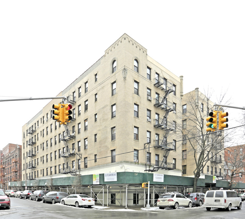 132-70 Sanford Avenue in Flushing, NY - Foto de edificio