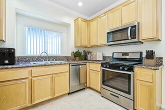 Colony Townhomes in Canyon Country, CA - Foto de edificio - Building Photo