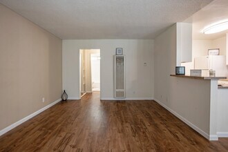 Los Arboles Apartments in Artesia, CA - Foto de edificio - Interior Photo