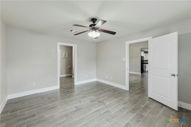 213 J E Brown Ln in Jarrell, TX - Building Photo - Building Photo