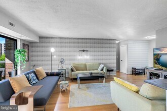 8340 Greensboro Dr in McLean, VA - Building Photo - Building Photo