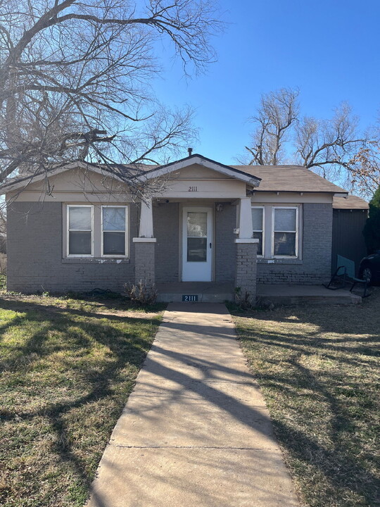 2111 25th St in Lubbock, TX - Foto de edificio