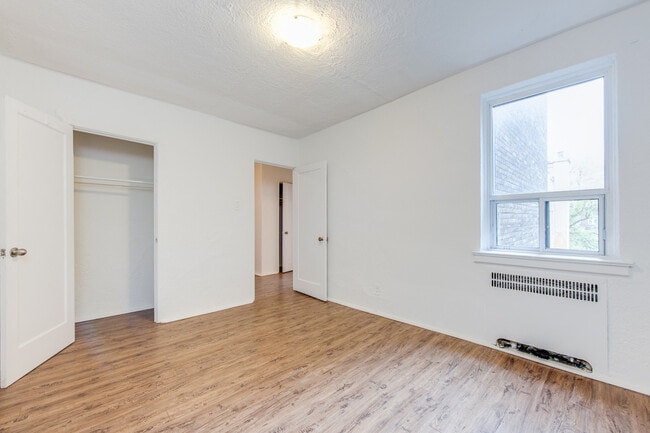 1592 Bathurst Street in Toronto, ON - Building Photo - Building Photo