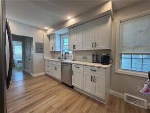 51 Lee Ave in Newport, RI - Building Photo - Building Photo