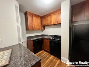 1789 Beacon St, Unit 4 in Brookline, MA - Foto de edificio - Building Photo