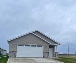 7586 24th Street S in Fargo, ND - Building Photo