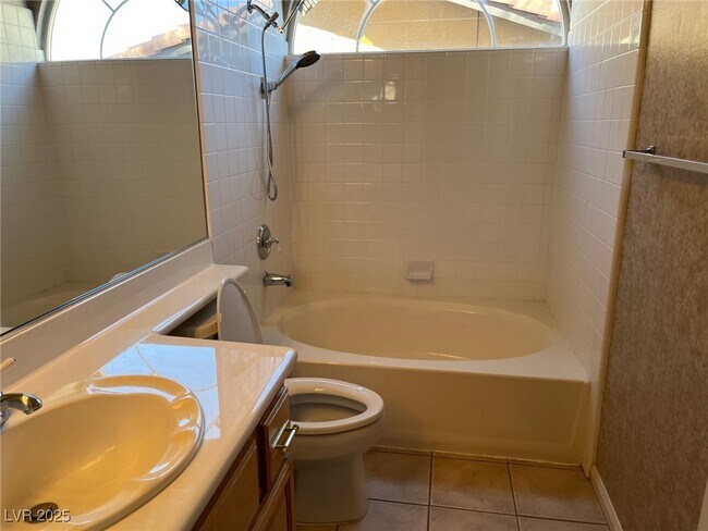 8640 Castle Hill Ave in Las Vegas, NV - Building Photo - Building Photo