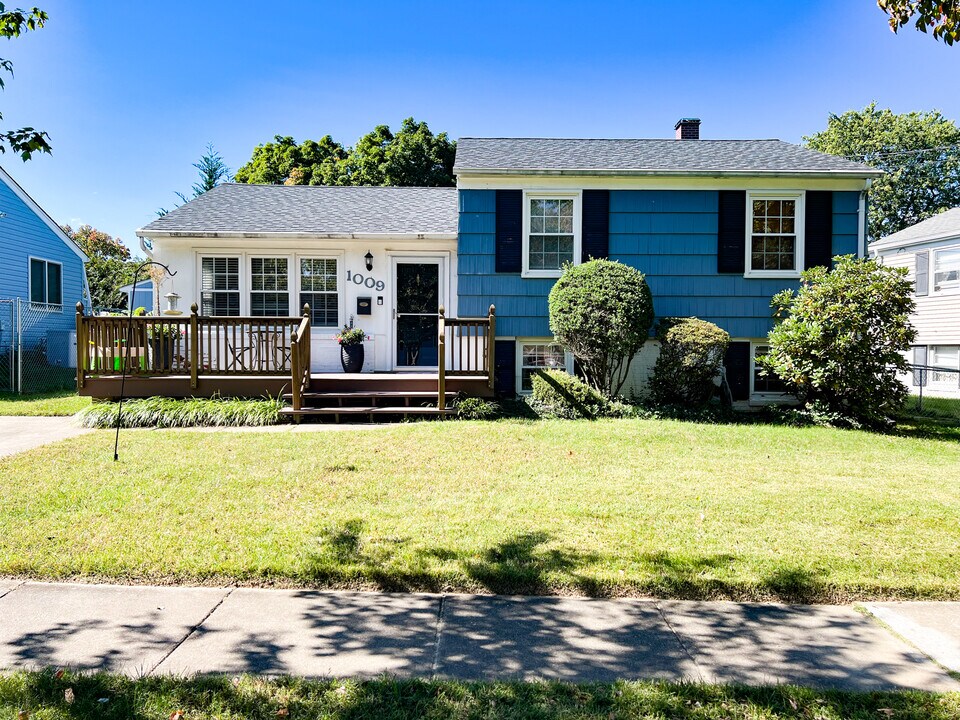 1009 Kennon Ct in Rockville, MD - Building Photo