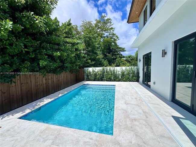 8410 SW 65th Ave in Miami, FL - Building Photo - Building Photo