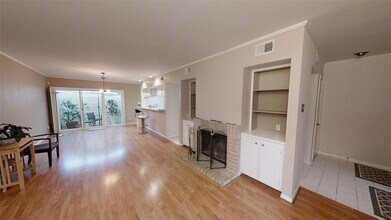 1970 Augusta Dr in Houston, TX - Building Photo - Building Photo