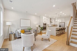 7454 Backett Wood Ter in Tysons, VA - Foto de edificio - Building Photo