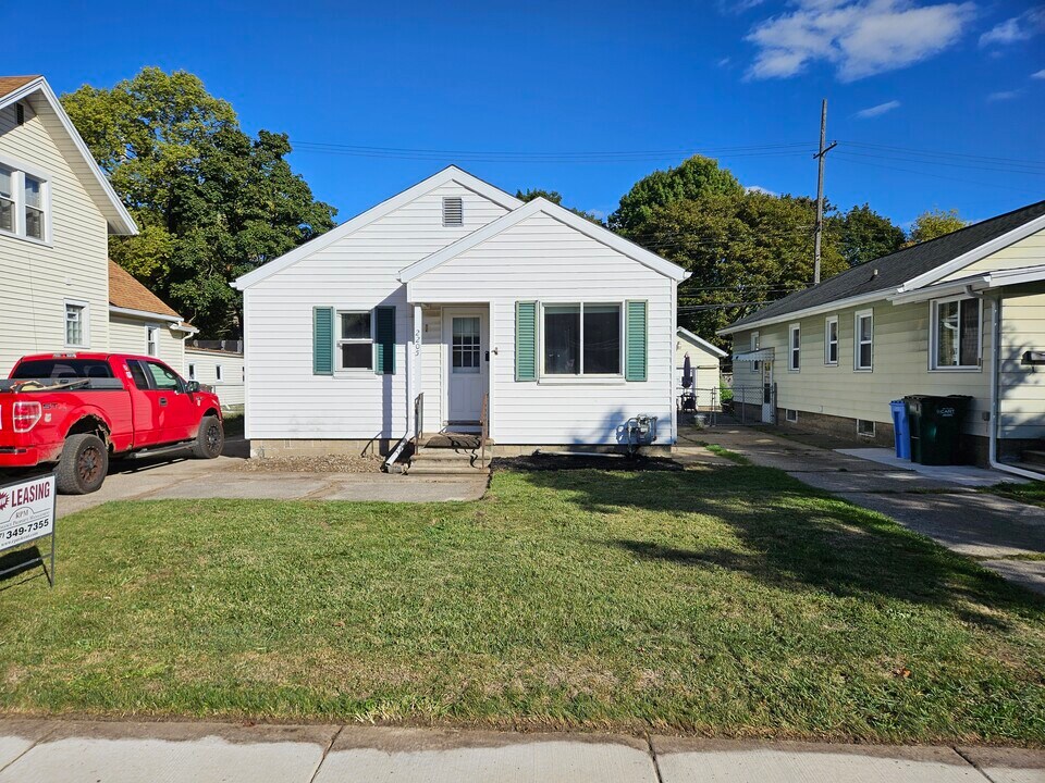 2205 S Pennsylvania Ave in Lansing, MI - Building Photo