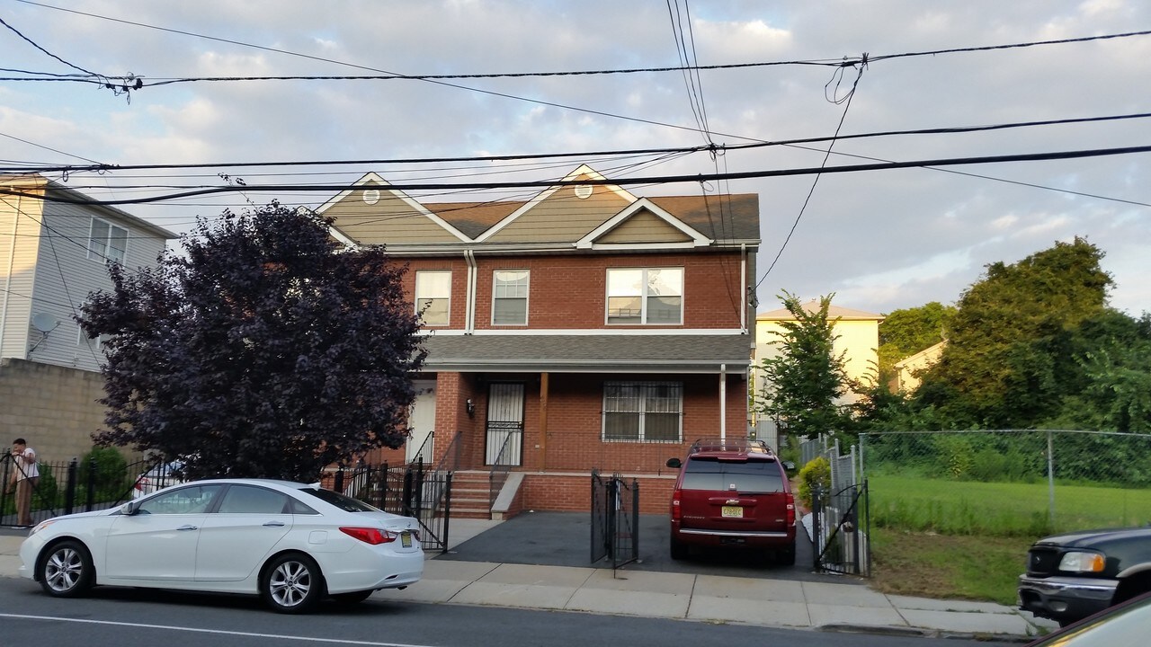 478 S 19th St in Newark, NJ - Building Photo