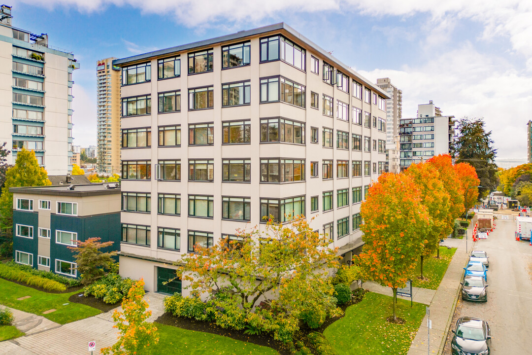 Diplomat Apartments in Vancouver, BC - Building Photo