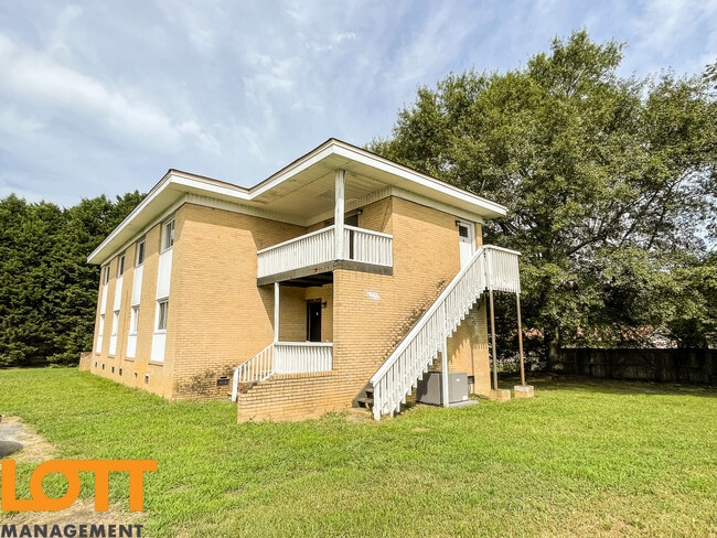 120 Pueblo St #D, Unit D in Spartanburg, SC - Foto de edificio - Building Photo