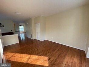 43455 Quigley Ln in Chantilly, VA - Foto de edificio - Building Photo