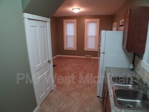 777 College Ave NE in Grand Rapids, MI - Building Photo - Building Photo