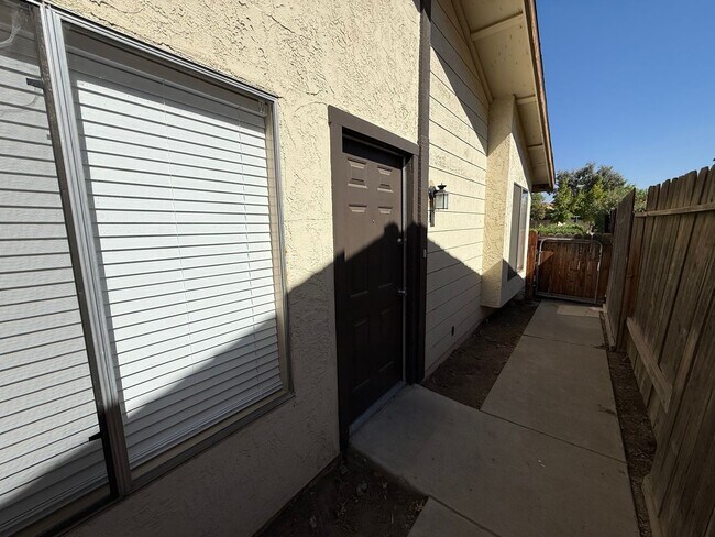 217 Universe Ave in Bakersfield, CA - Foto de edificio - Building Photo