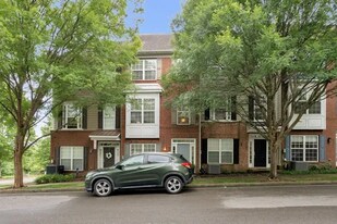 8242 Lenox Creekside Dr in Nashville, TN - Building Photo