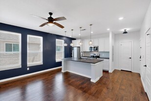 800 S Welch St in Denton, TX - Building Photo