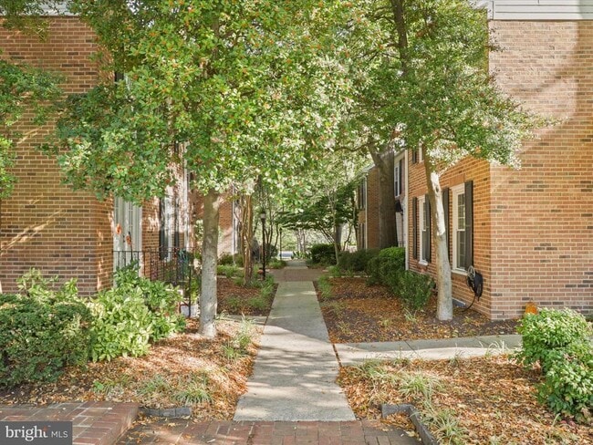 2612 S Arlington Mill Dr in Arlington, VA - Building Photo - Building Photo